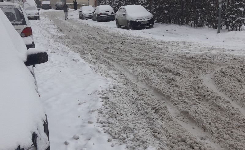 străzi din sibiu pe care nu s-a văzut niciodată un echipaj de deszăpezire. e un calvar.