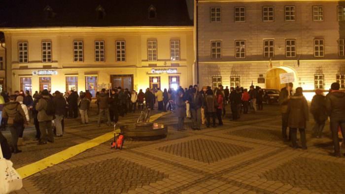 video foto - aproximativ 300 de persoane au ieșit din nou în stradă la sibiu. s-a scandat ”jos guvernul”