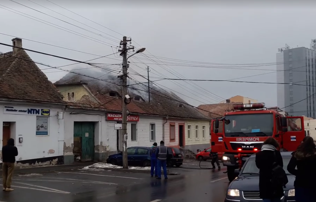 foto – incendiu la o casă de pe strada someșului la sibiu