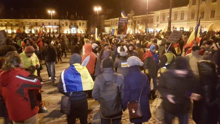 LIVE VIDEO – Numărul protestatarilor a scăzut la 2.000. Mulțimea strigă ''Jos Guvernul''. IMAGINI ÎN DIRECT