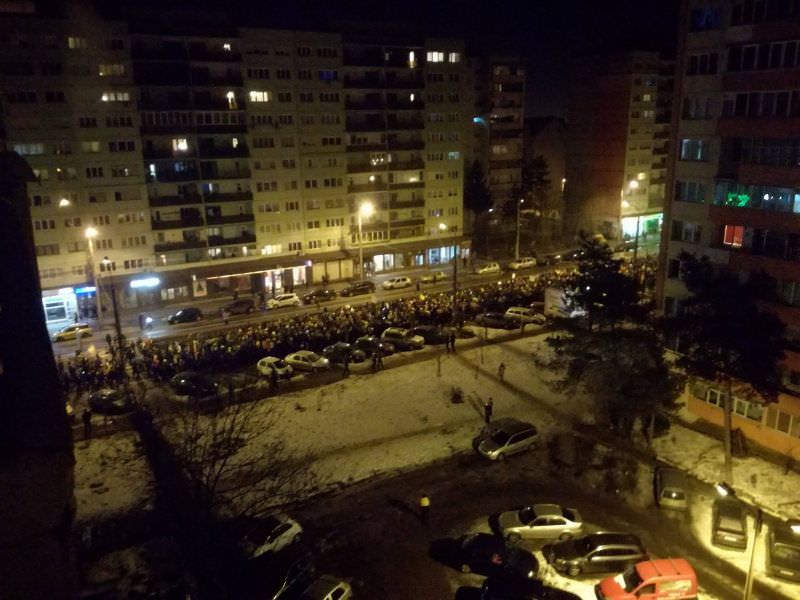 LIVE VIDEO-FOTO Peste 10.000 de oameni protestează acum pe străzile Sibiului