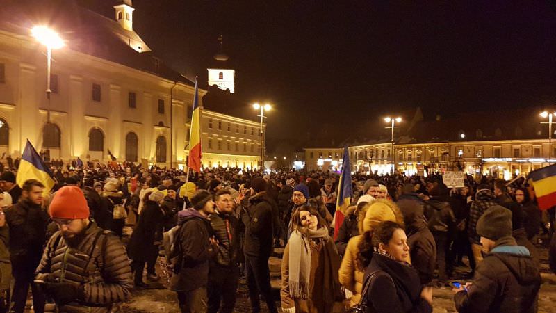 live video -peste 17.000 de oameni în stradă la sibiu. ajung din nou în piața mare