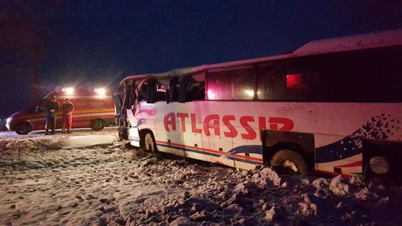 FOTO – Doi răniți într-un accident cu autocar Atlassib care s-a răstunat