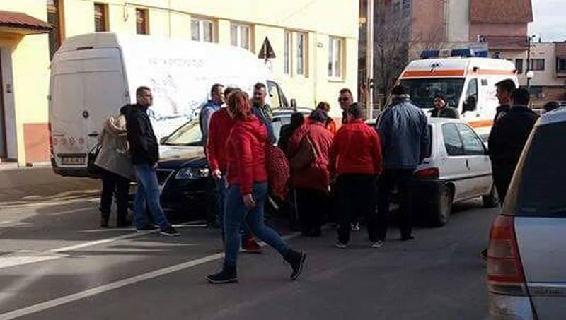 foto adolescent lovit de o mașină în timp ce traversa neregulamentar pe strada lungă