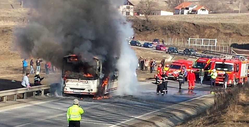 update video foto - un autobuz transmixt cu șase pasageri la bord s-a făcut scrum pe dn14 între târnava și copșa mică