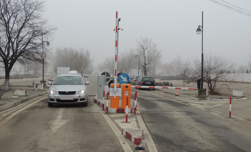 foto - acces auto cu barieră și contra cost în incinta cimitirului municipal din sibiu