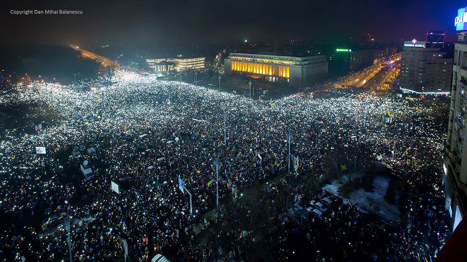 update live video - peste 25.000 de protestatari în piața victoriei din capitală. peste 8.000 la cluj și 5.000 în sibiu