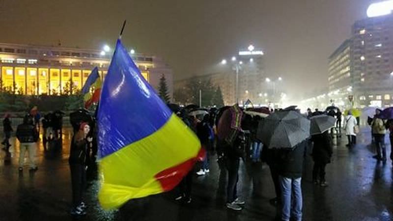 video foto - aproximativ 300 de persoane protestează în piața victoriei din bucurești