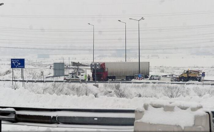 se circulă în condiții de iarnă pe mai multe drumuri naționale și autostrăzi din românia