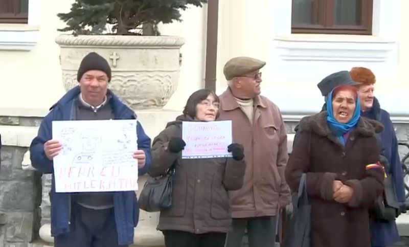 video – aproximativ 200 de persoane protestează luni la palatul cotroceni. îl huiduie pe iohannis