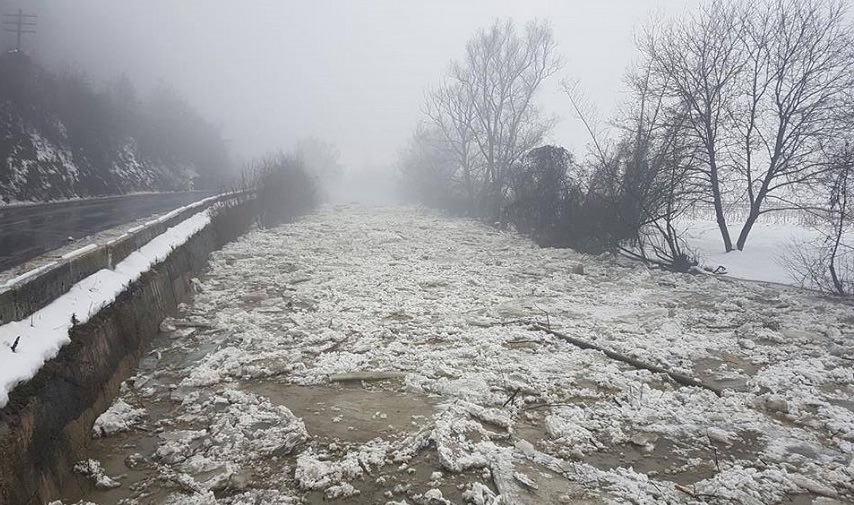 video – pod de gheață lung de zece kilometri dinamitat pe râul olt pe valea oltului