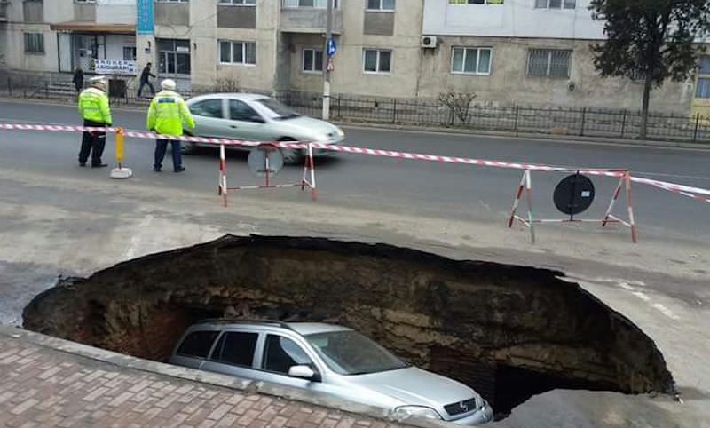 foto – o mașină a căzut într-o groapă formată pe dn2 la râmnicu sărat