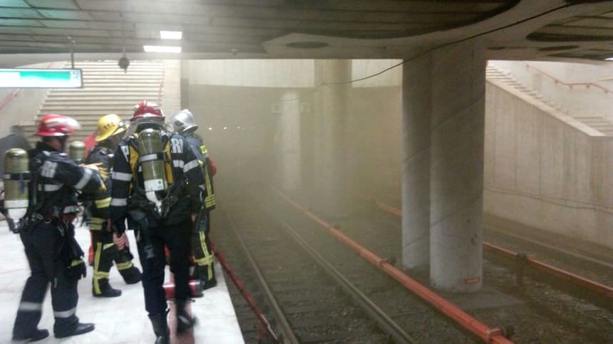 Incendiu la staţia de metrou Tineretului din București. Pompierii intervin