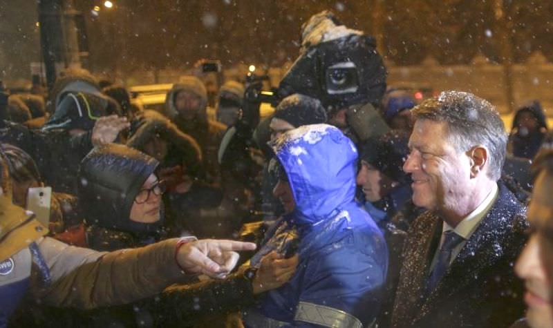 video – iohannis a mers să vorbească cu protestatarii de la palatul cotroceni. le-a dus și ceai