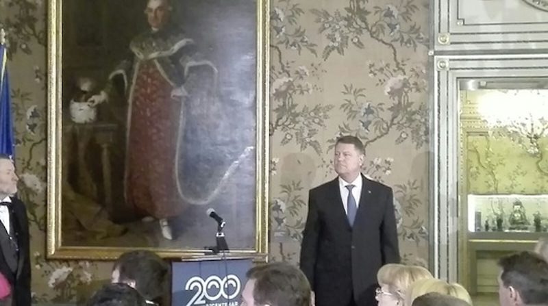 video - iohannis aplaudat de zeci de sibieni la ieşirea din muzeul naţional brukenthal din sibiu