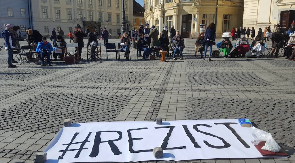 video foto- aproximativ 300 de sibieni au protestat duminică citind în piața mare