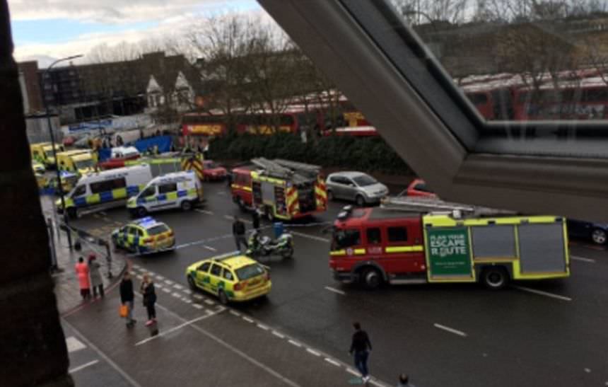 foto - atentat și în londra. cinci oameni răniți de o mașină ce a intrat într-un grup de pietoni