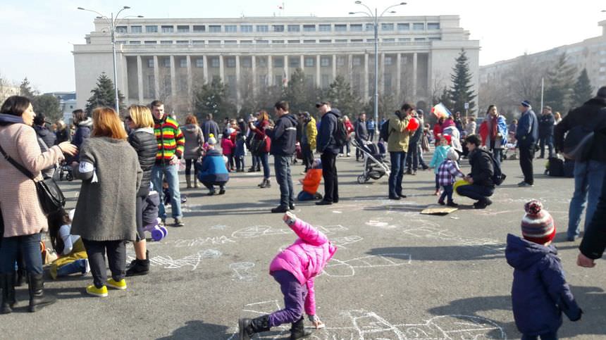 foto – sute ce copii și părinți participă la "lecţia de educaţie civică" din fața guvernului