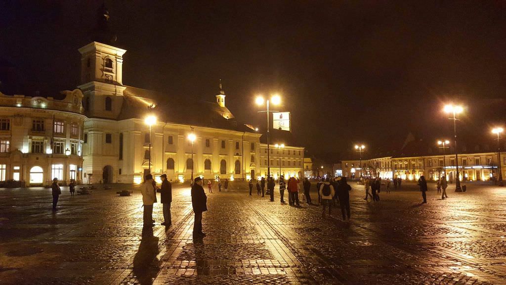 piața mare din sibiu, în întuneric - sâmbătă este marcată „ora pământului”