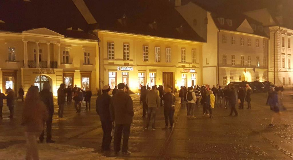 proteste duminică de la sibiu. aproximativ 80 de oameni au mers în piața mare