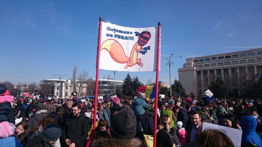 live video – peste 12.000 de copii și părinți protestează sâmbătă după amiază în piața victoriei din capitală