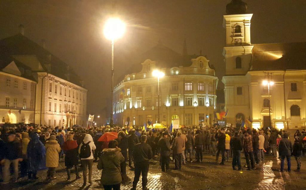 video foto - a opta zi de proteste la sibiu s-a încheiat cu un moment emoționant în piața mare