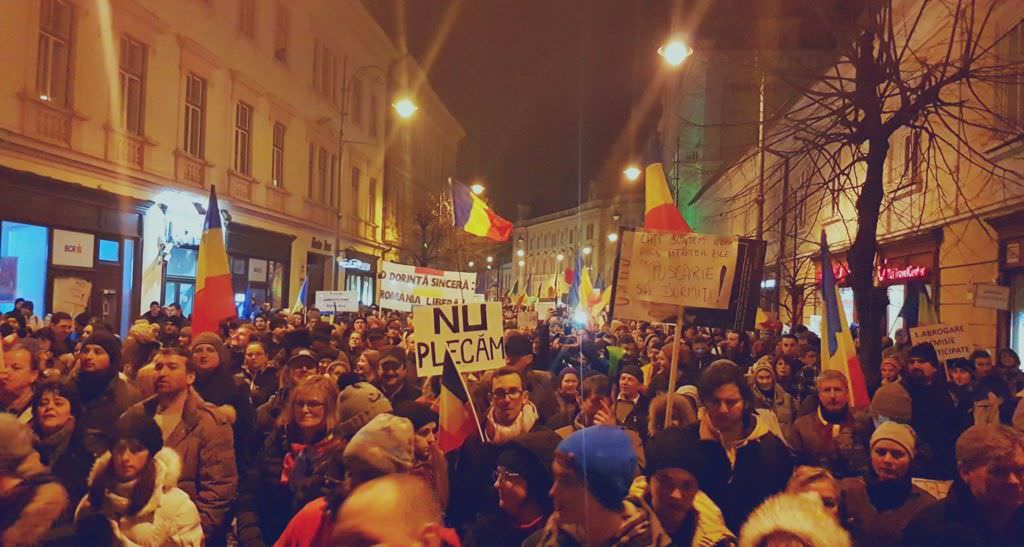 imagini în direct - peste 20.000 de protestatari au început marșul pe străzile din sibiu