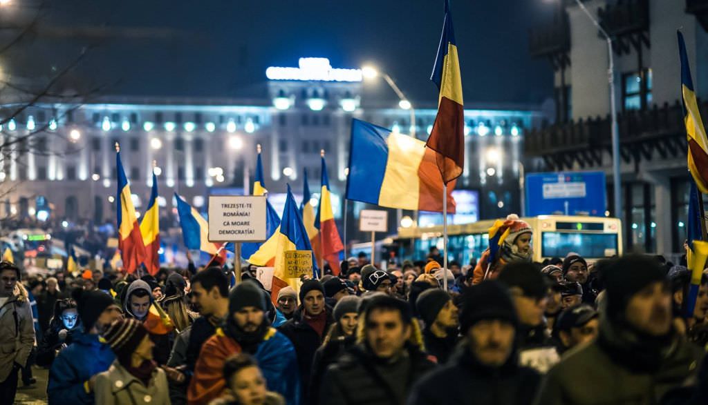 video - peste 300 de oameni au protestat pe străzile sibiului. pașnic și fără incidente