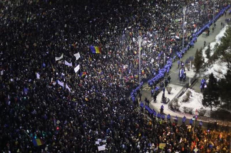 presa internațională vuiește după protestele de miercuri seară din românia