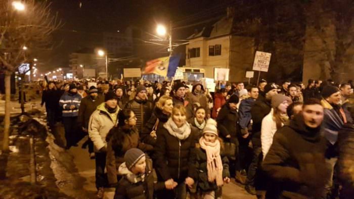 live video-foto peste 6000 de oameni protestează acum pe străzile sibiului