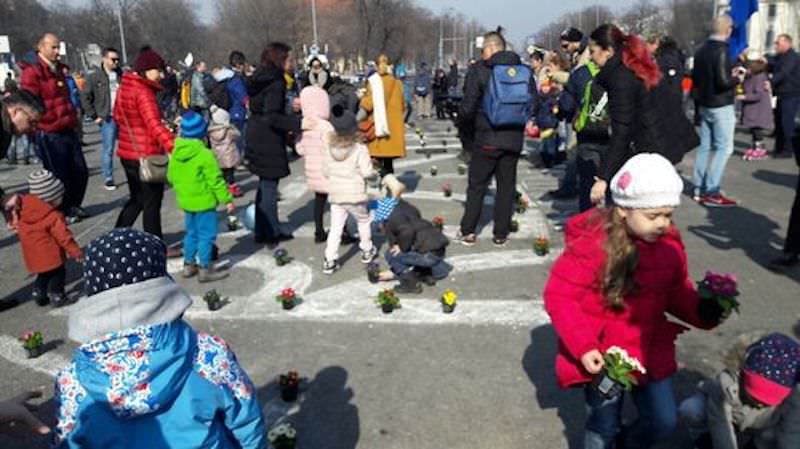 duminică sunteți invitați la protestul copiilor. cu crete colorate, bomboane și turtă dulce