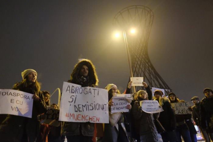 video-foto peste 100 de români protestează în fața consulatului româniei din munchen