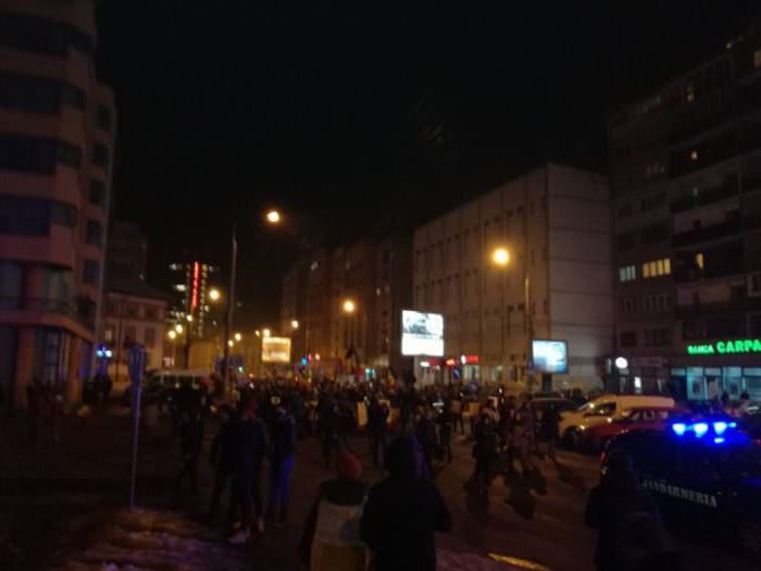 live video - peste 20.000 de oameni în stradă la sibiu. protestează acum pe străzile orașului