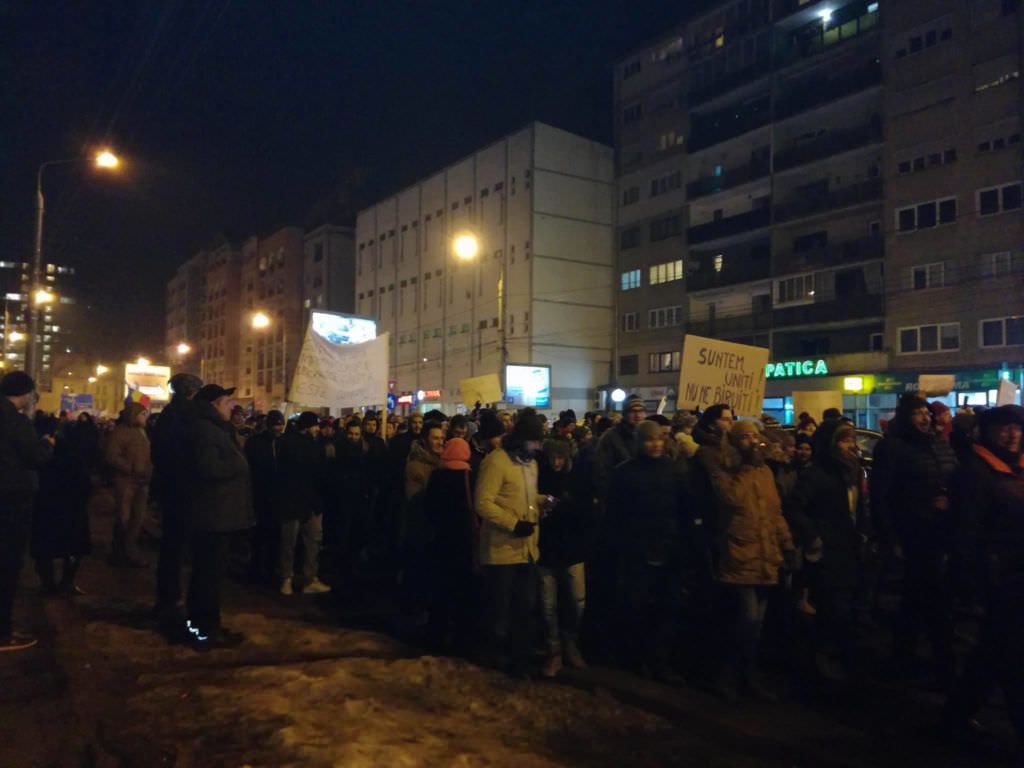 protest sibiu - peste 25.000 de sibieni s-au oprit acasă la iohannis. i-au scandat numele! imagini în direct