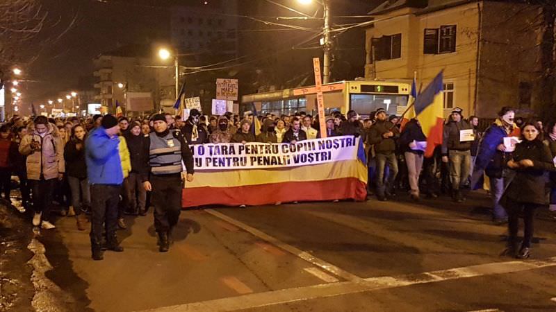 live video-foto peste 6000 de oameni protestează acum pe străzile sibiului