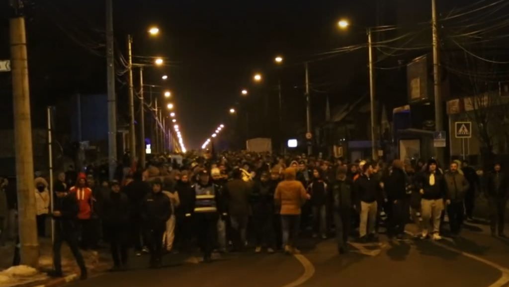 live video - peste 30.000 de oameni în stradă la bucurești. și la sibiu sunt 5000. imagini in direct