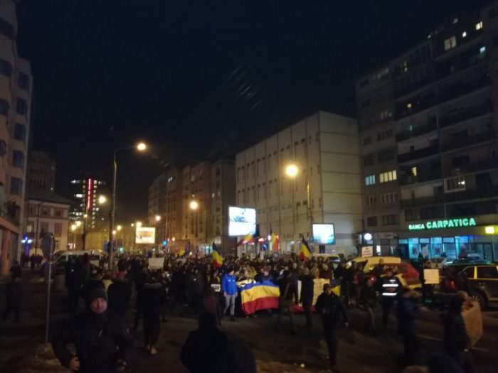 live video - peste 20.000 de oameni în stradă la sibiu. protestează acum pe străzile orașului