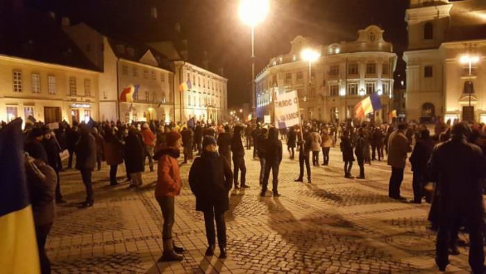 LIVE VIDEO – Numărul protestatarilor a scăzut la 2.000. Mulțimea strigă ''Jos Guvernul''. IMAGINI ÎN DIRECT