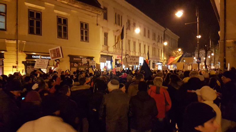 live video - peste 27.000 oameni în stradă la sibiu, mediaș și agnita. imagini în direct