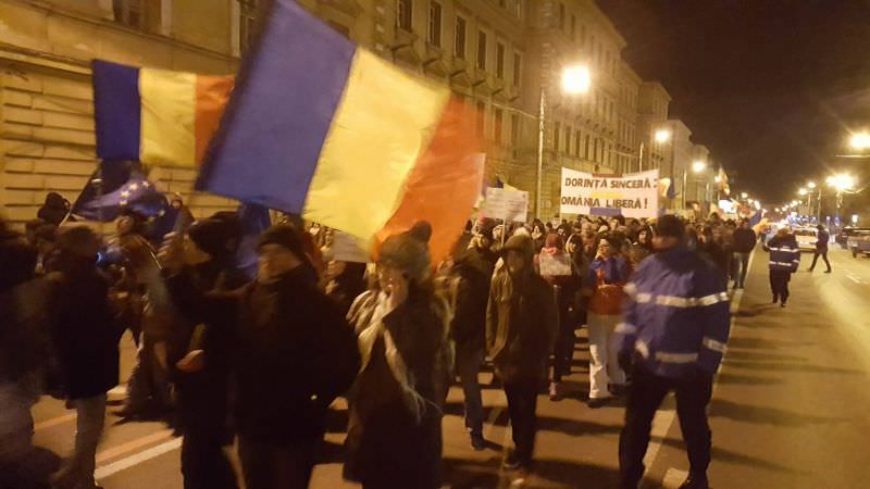 video foto peste 8.000 de oameni au protestat aseară la sibiu, cluj și brașov. la final s-a cântat imnul româniei