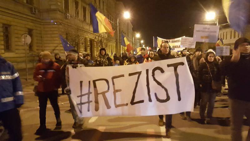 video foto - aproximativ 3.000 de oameni au protestat sâmbătă seară la sibiu. la final s-a scandat ”rezistăm, nu cedăm”