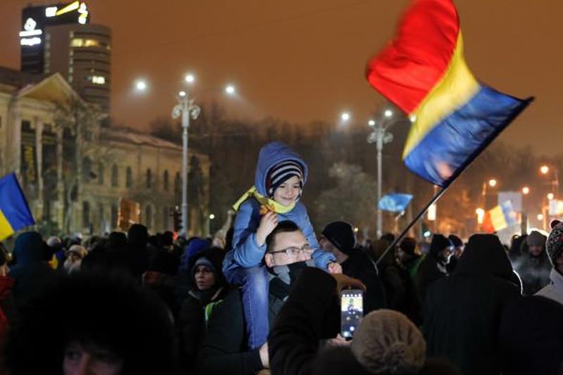 peste 7000 de protestatari sunt în piața victoriei și scandează împotriva guvernului și a lui dragnea