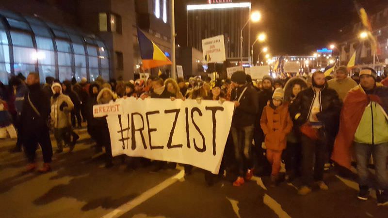 protestatari puțini în cea de a 14 a zi de miting la sibiu. cincizeci de oameni s-au întors în piața mare