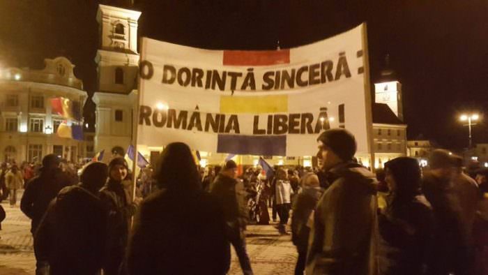 VIDEO FOTO - Peste 7.000 de sibieni au protestat prin oraș și duminică. S-a scandat împotriva Guvernului