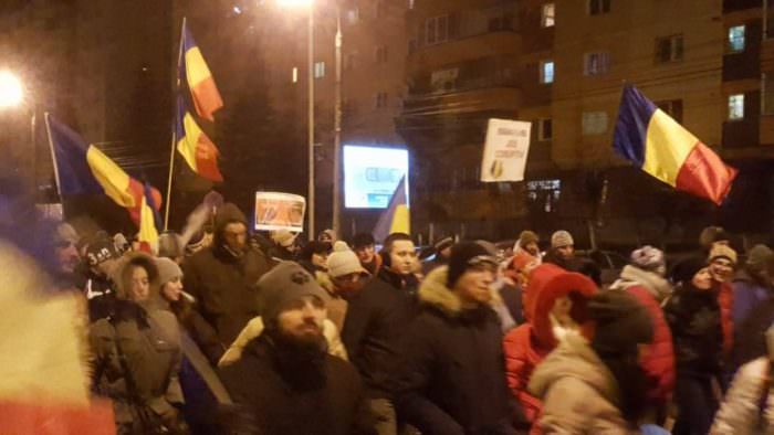 LIVE VIDEO – Numărul protestatarilor a scăzut la 2.000. Mulțimea strigă ''Jos Guvernul''. IMAGINI ÎN DIRECT