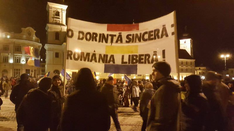 ziua a 15-a de proteste la sibiu. aproape 100 de persoane au ieșit din nou în stradă