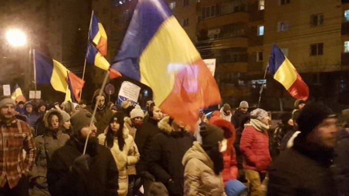 LIVE VIDEO – Numărul protestatarilor a scăzut la 2.000. Mulțimea strigă ''Jos Guvernul''. IMAGINI ÎN DIRECT