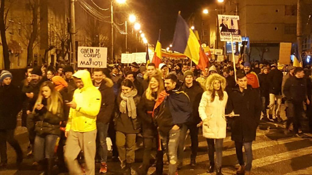 imagini în direct -40.000 de protestatari mărșăluiesc în sibiu. se strigă "nu cedăm”