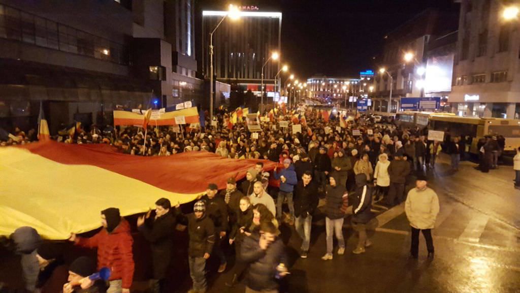 imagini în direct - peste 20.000 de protestatari se îndreaptă spre bulevardul mihai viteazu din sibiu