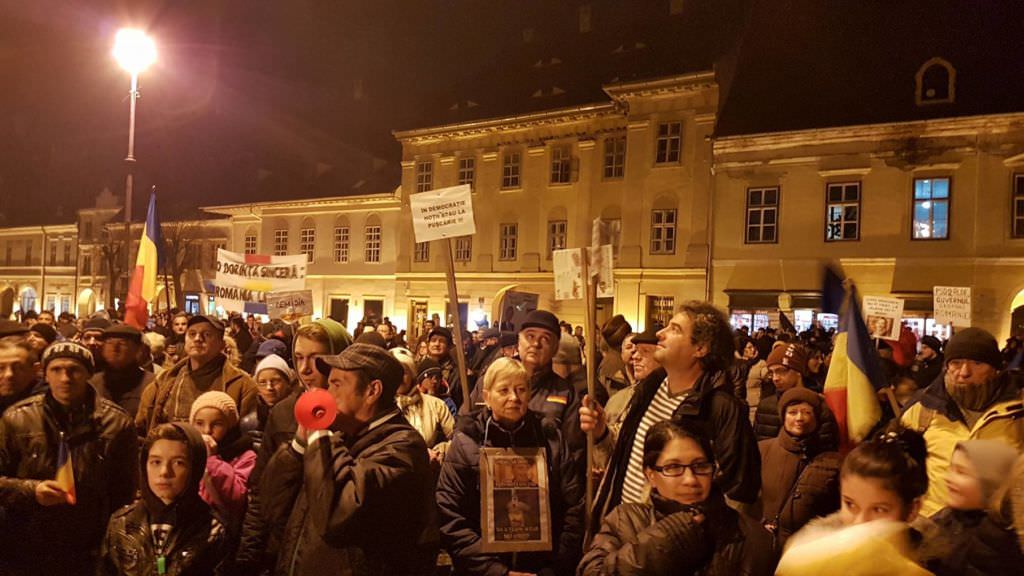 live video- protestatarii au ajuns în piața mare și au cântat imnul țării